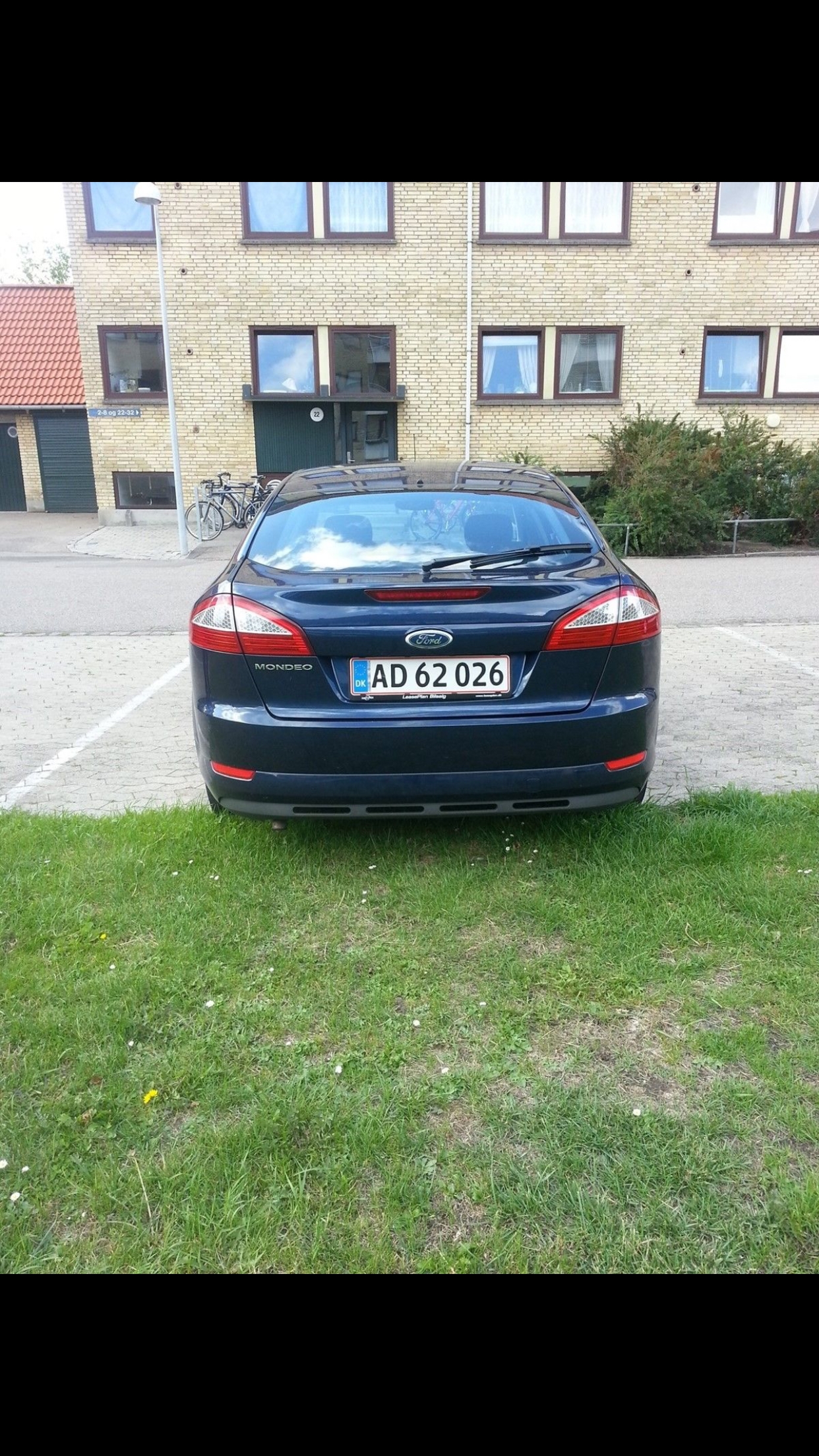 Blå Ford Mondeo fra 2008
