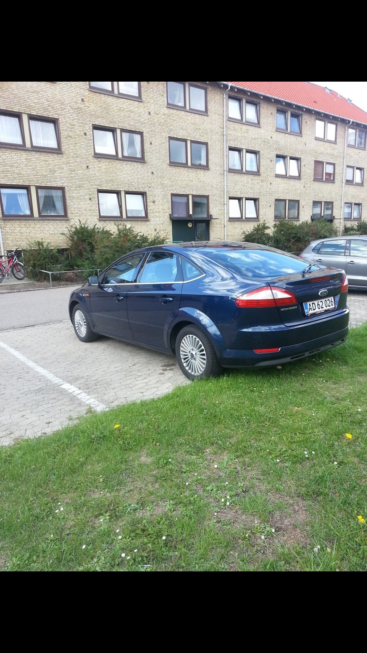 Blå Ford Mondeo fra 2008