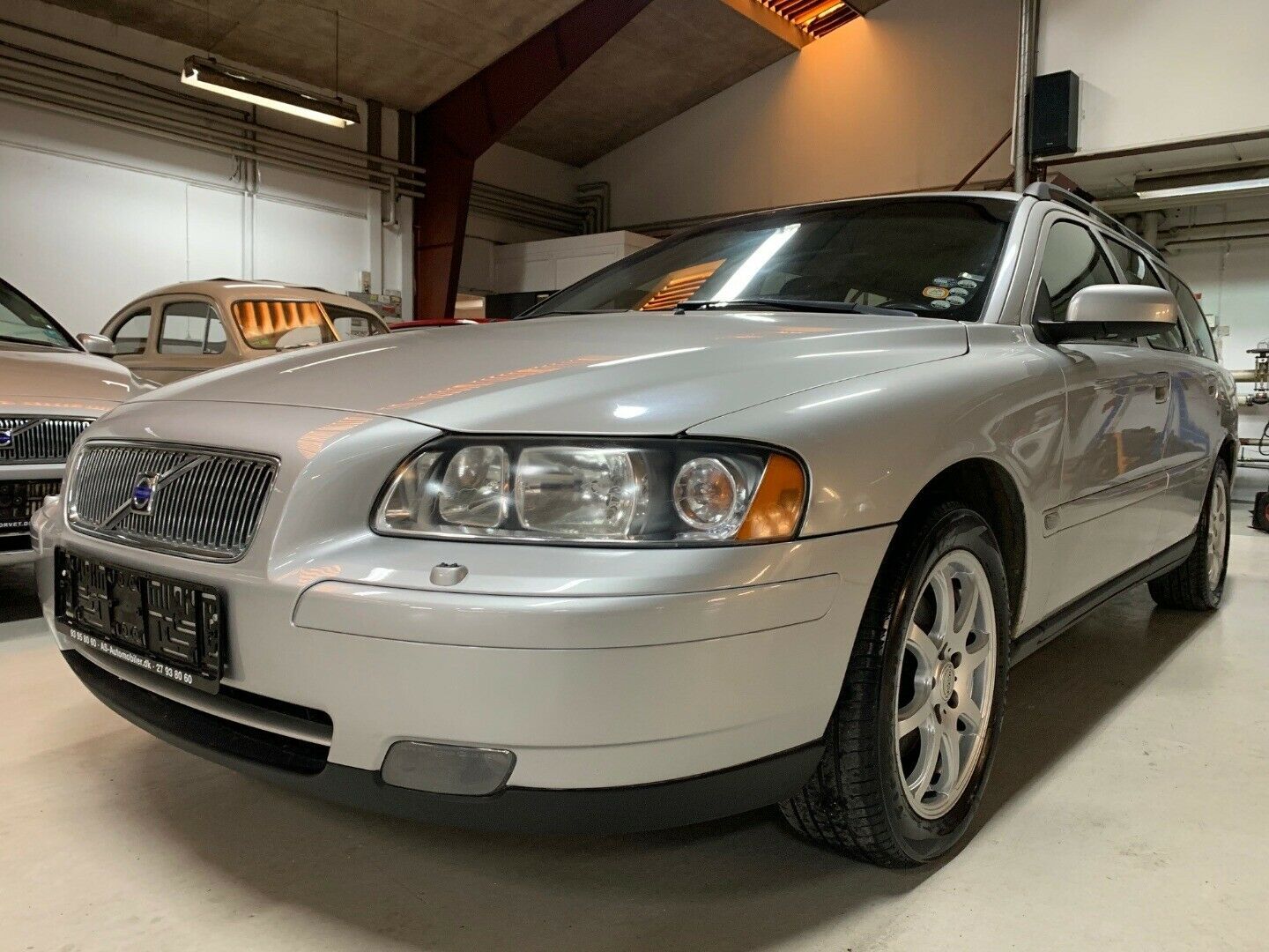 Grå Volvo V70 fra 2006