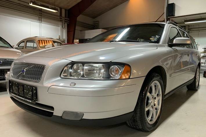 Grå Volvo V70 fra 2006