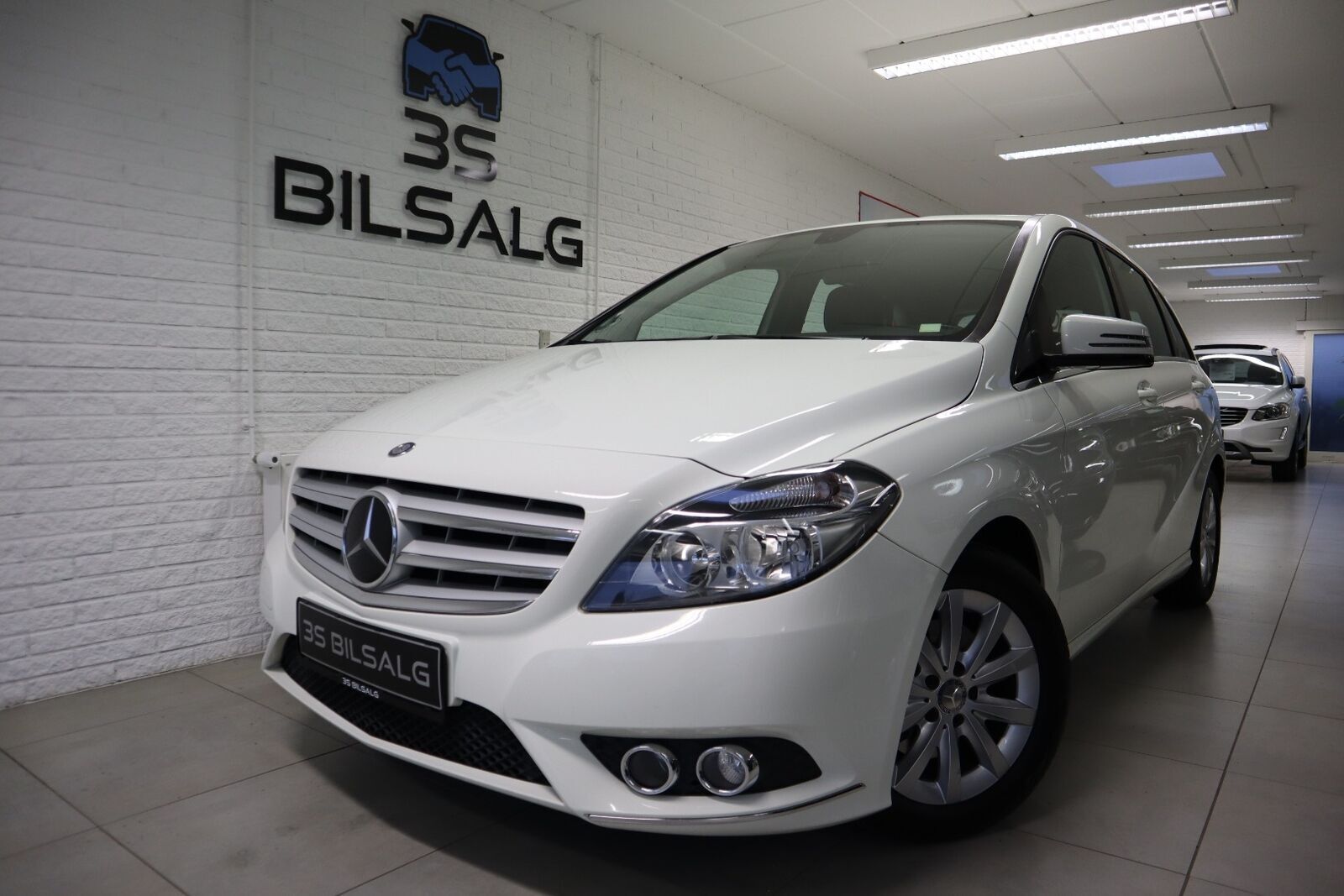 Hvid Mercedes B200 fra 2013