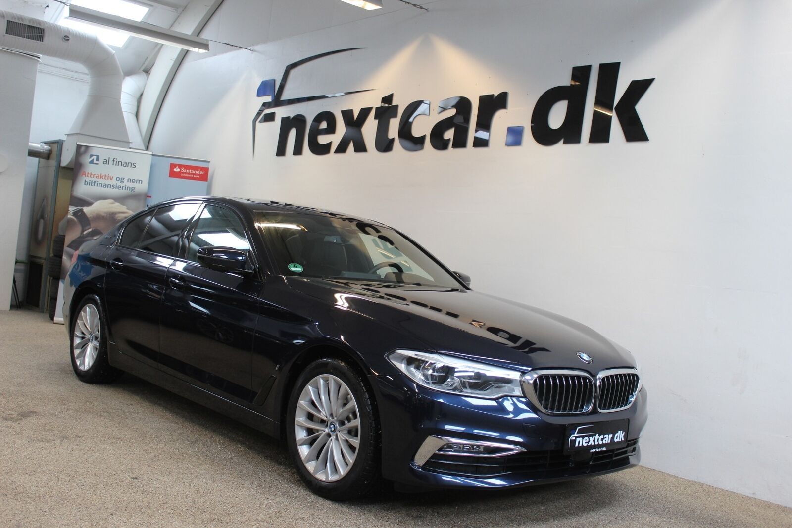 Blå BMW 530e fra 2019