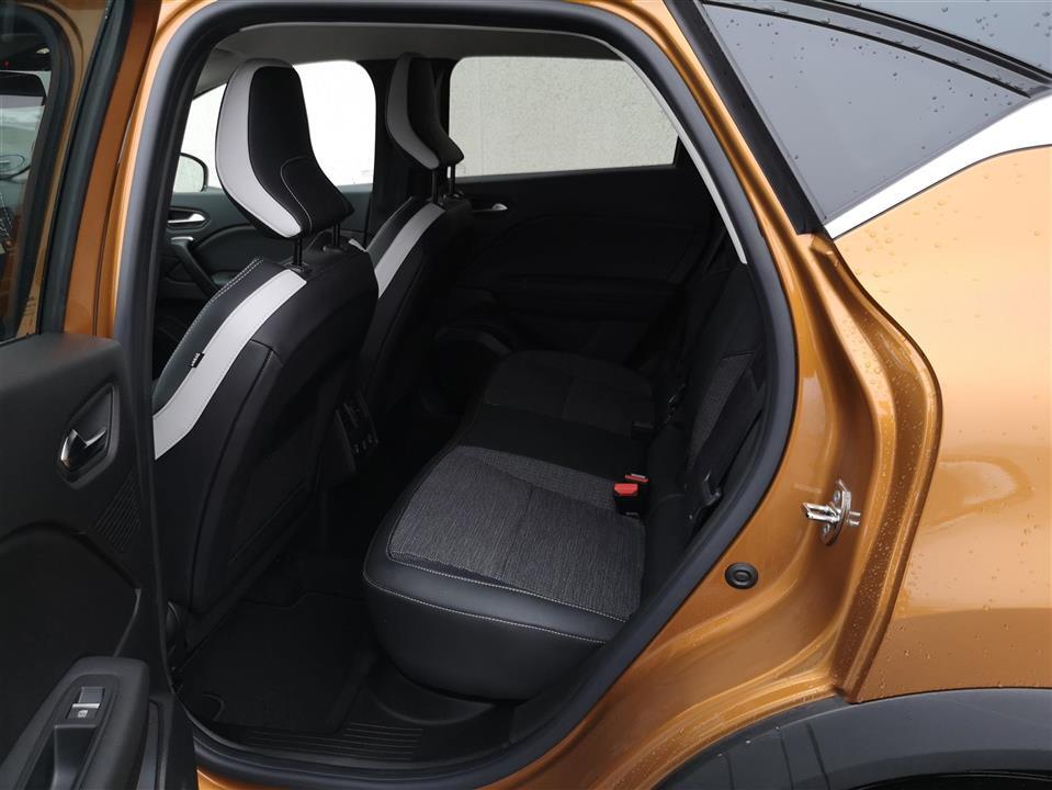 Orange Renault Captur fra 2020