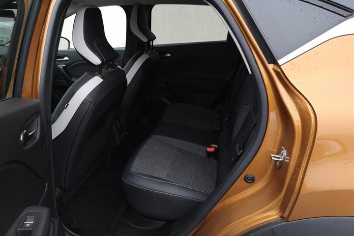 Orange Renault Captur fra 2020
