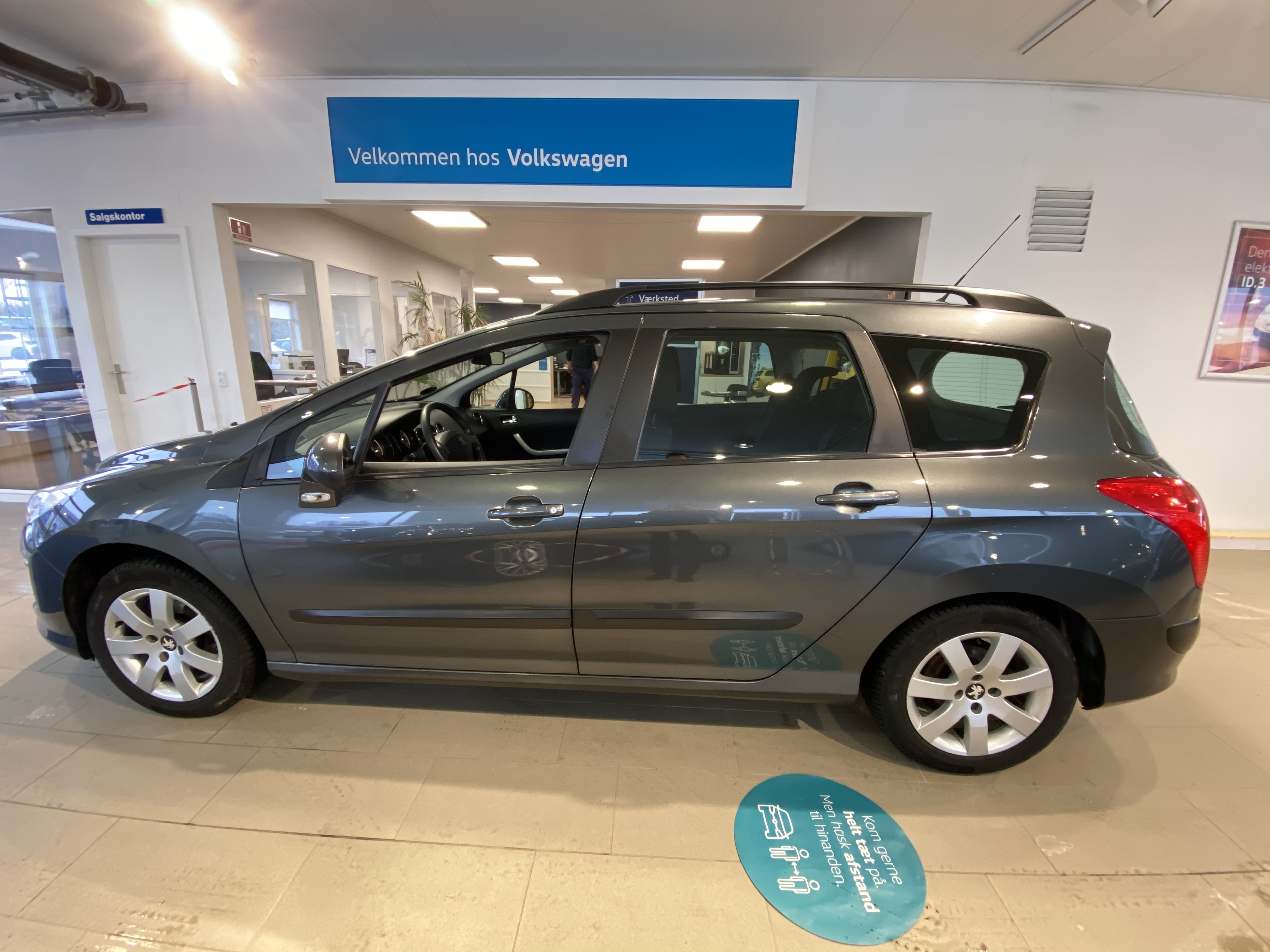 Grå Peugeot 308 fra 2013