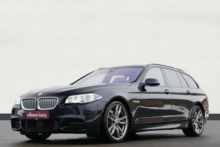 Blå BMW M550d fra 2016