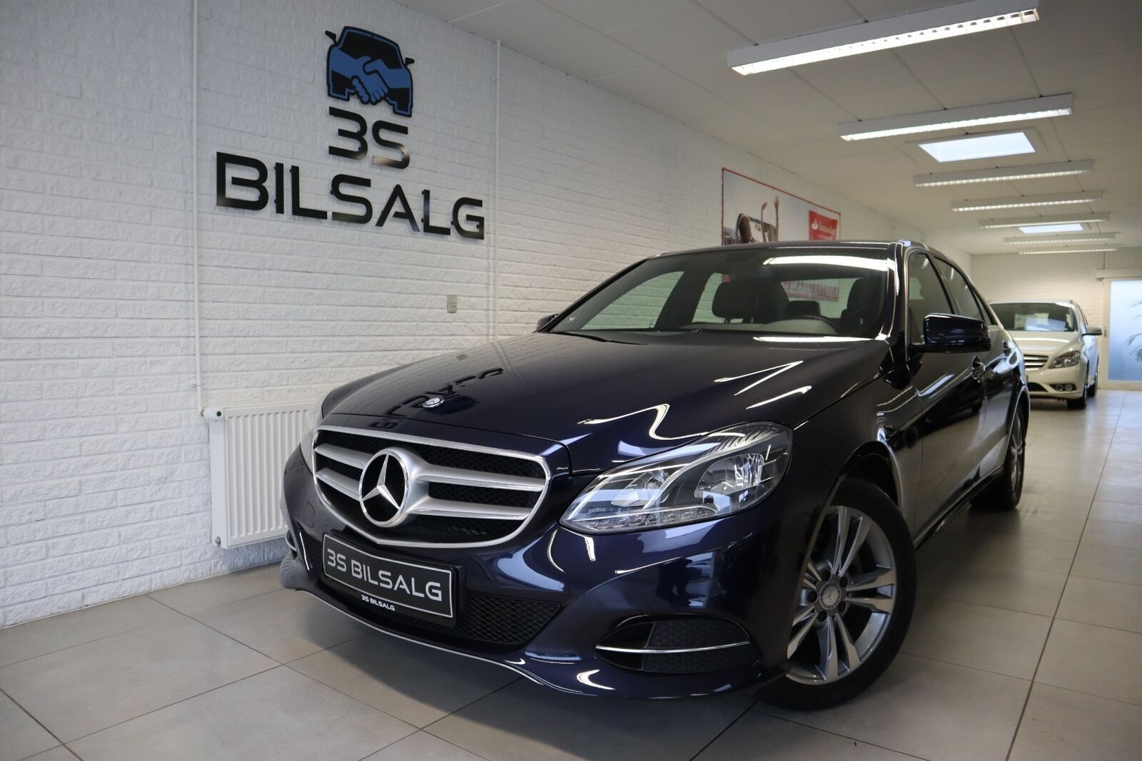 Blå Mercedes E200 fra 2013