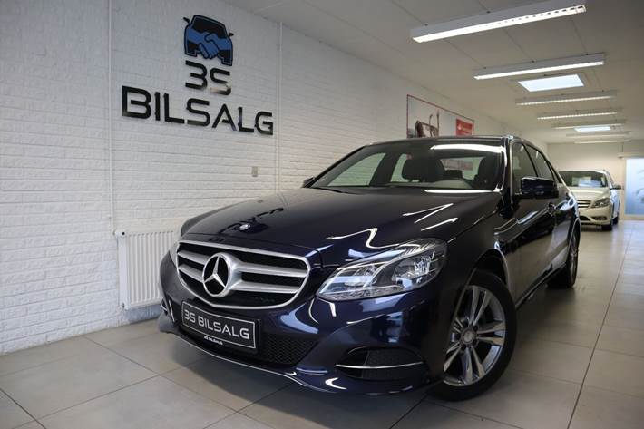 Blå Mercedes E200 fra 2013