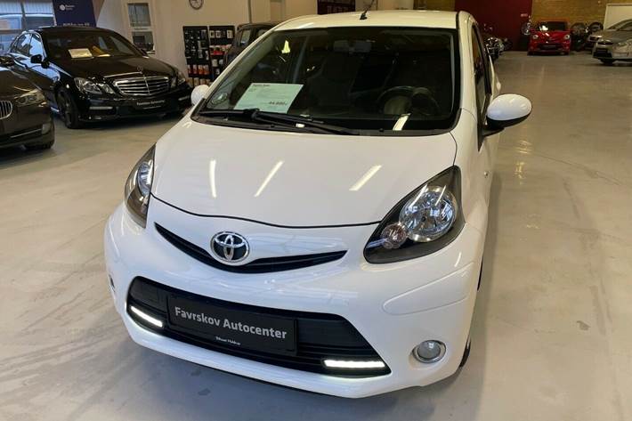 Hvid Toyota Aygo fra 2013