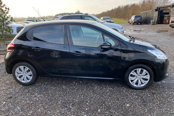 Grå Peugeot 208 fra 2014
