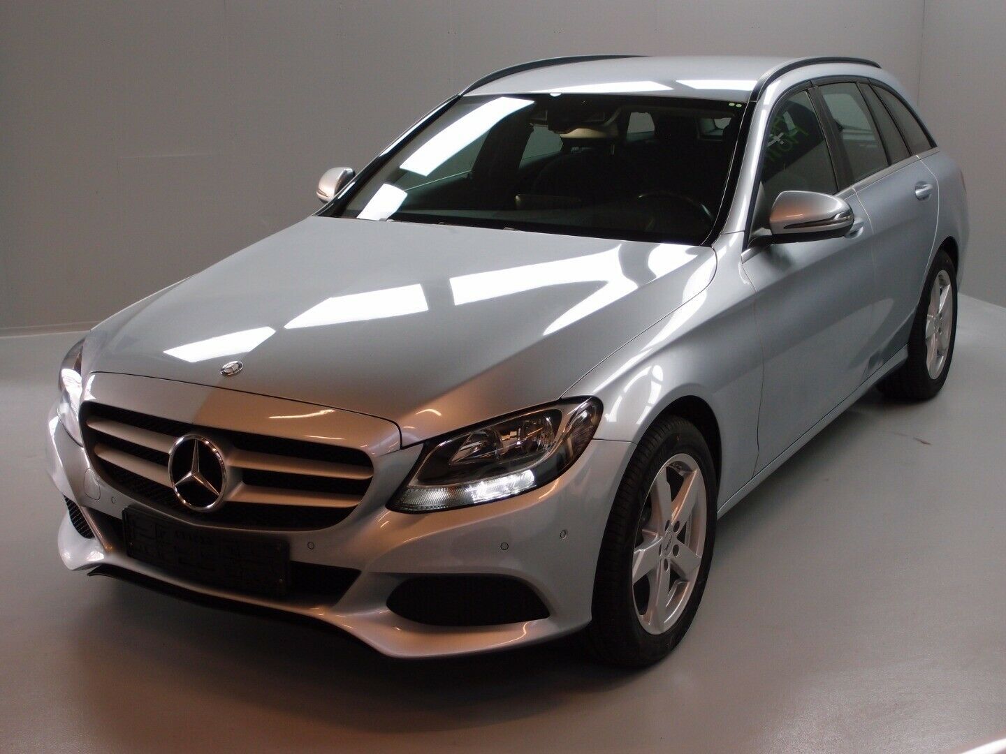 Blå Mercedes C200 d fra 2016