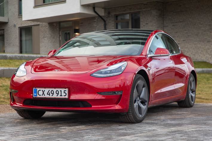 Rød Tesla Model 3 fra 2019