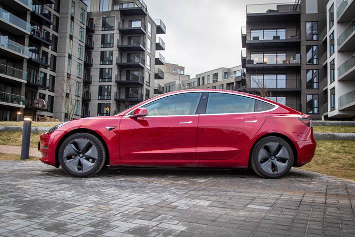 Rød Tesla Model 3 fra 2019