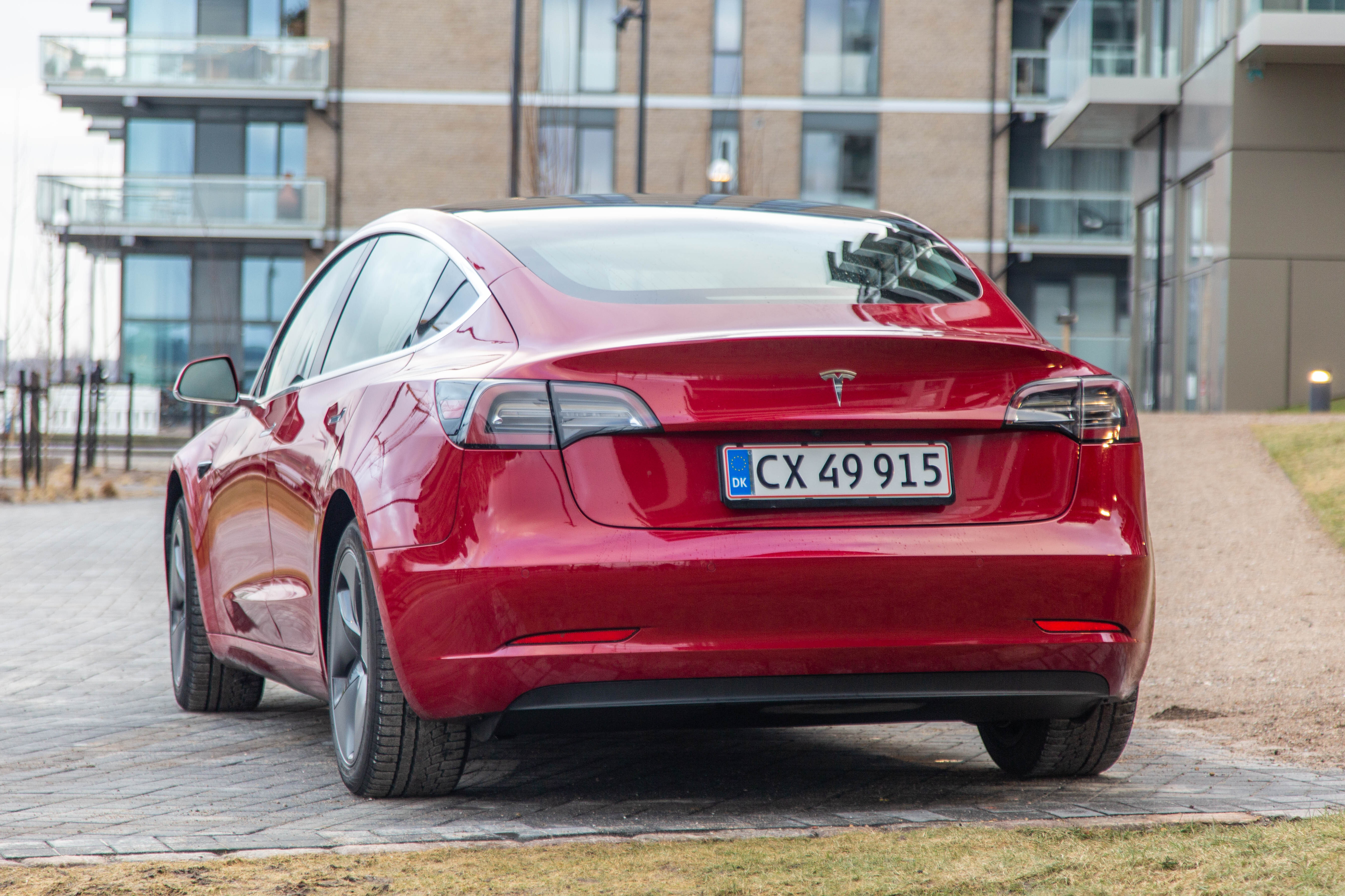 Rød Tesla Model 3 fra 2019