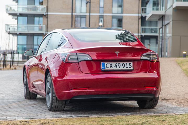 Rød Tesla Model 3 fra 2019