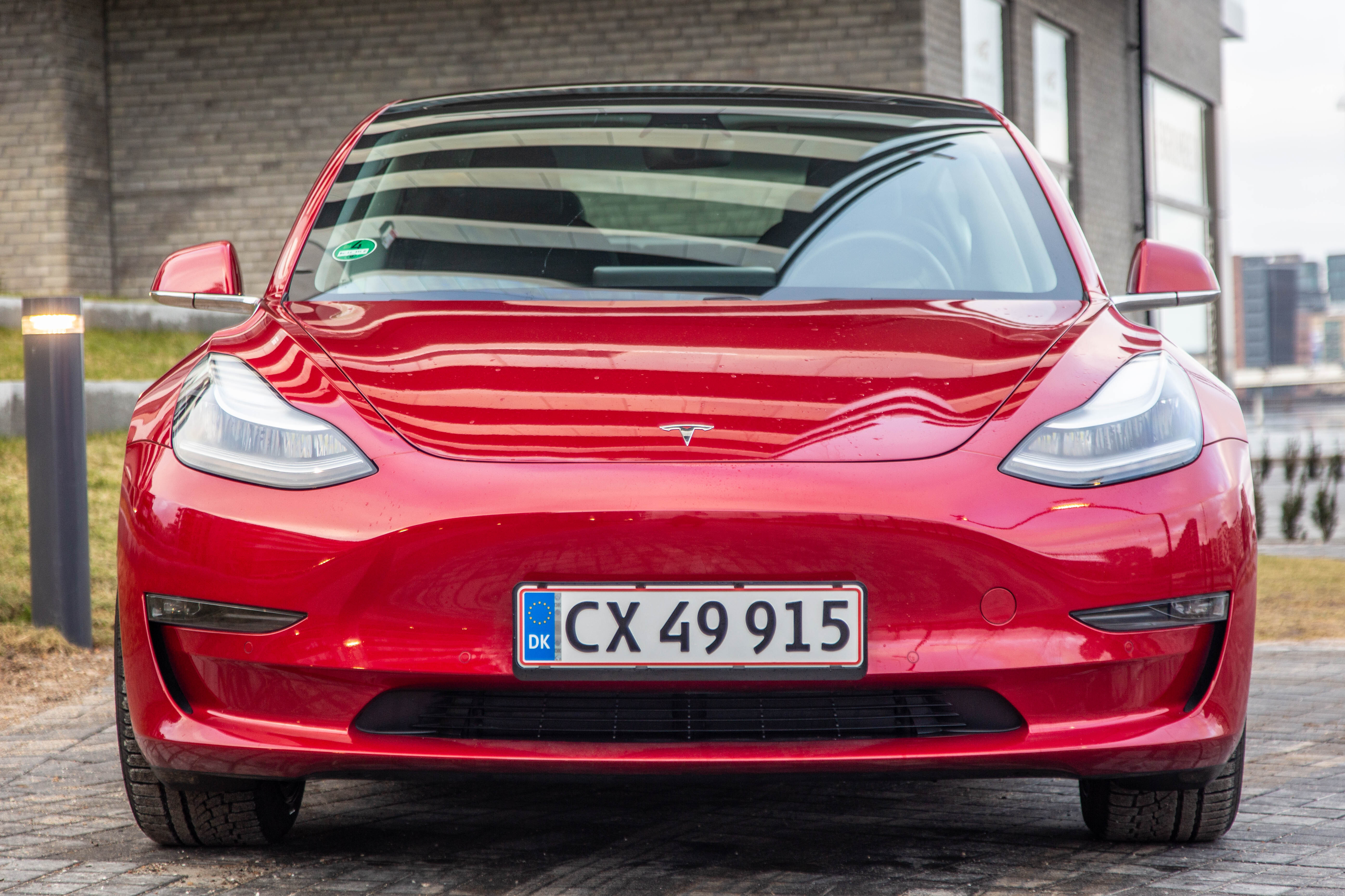 Rød Tesla Model 3 fra 2019