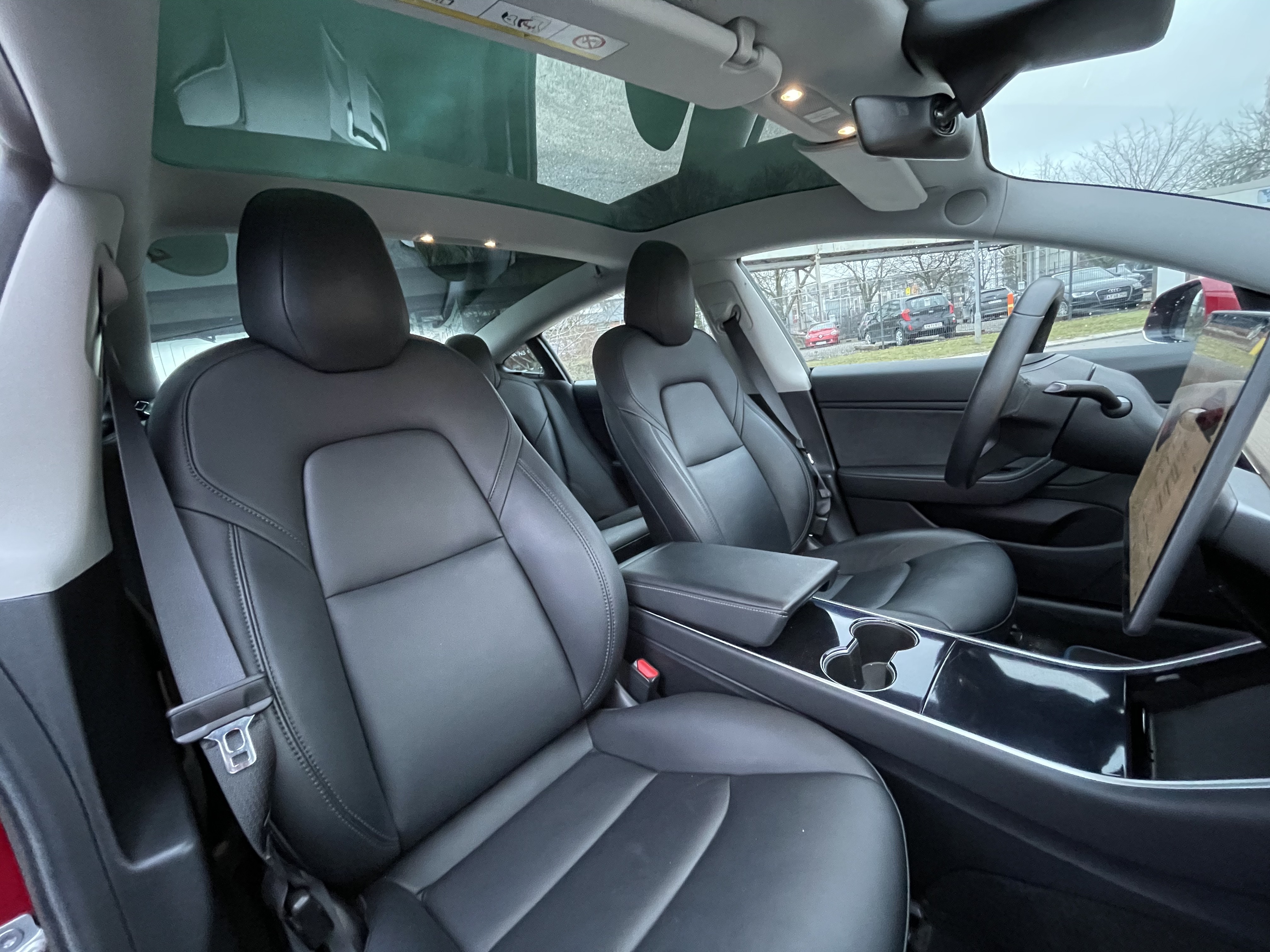 Rød Tesla Model 3 fra 2019