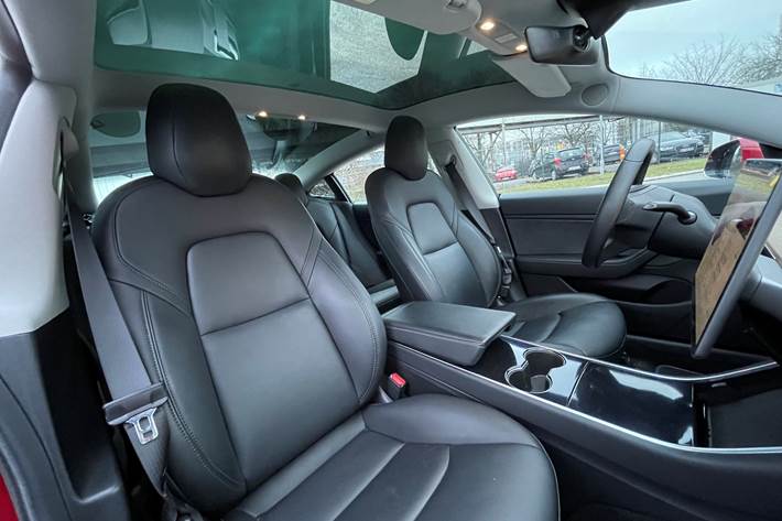 Rød Tesla Model 3 fra 2019