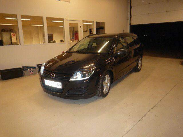 Grå Opel Astra fra 2005