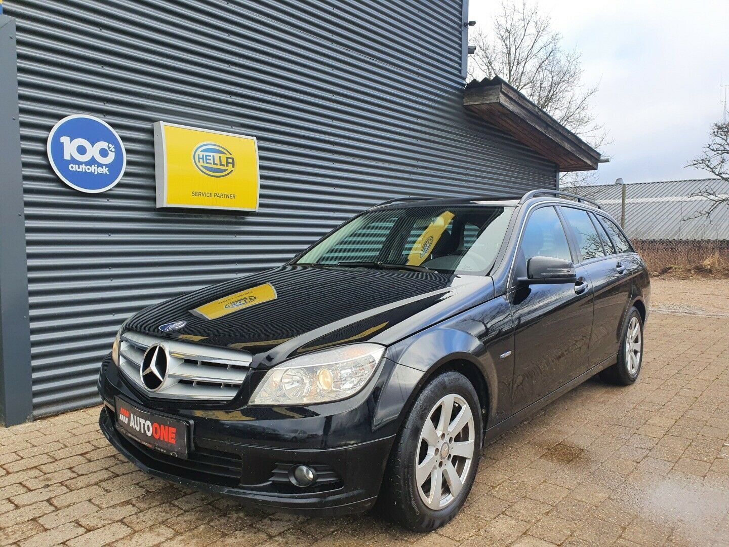 Grå Mercedes C180 fra 2011