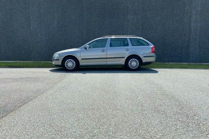 Grå Skoda Octavia fra 2007
