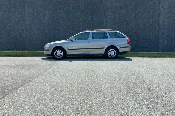 Grå Skoda Octavia fra 2007