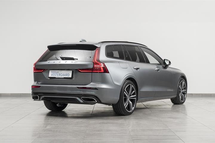 Grå Volvo V60 fra 2021