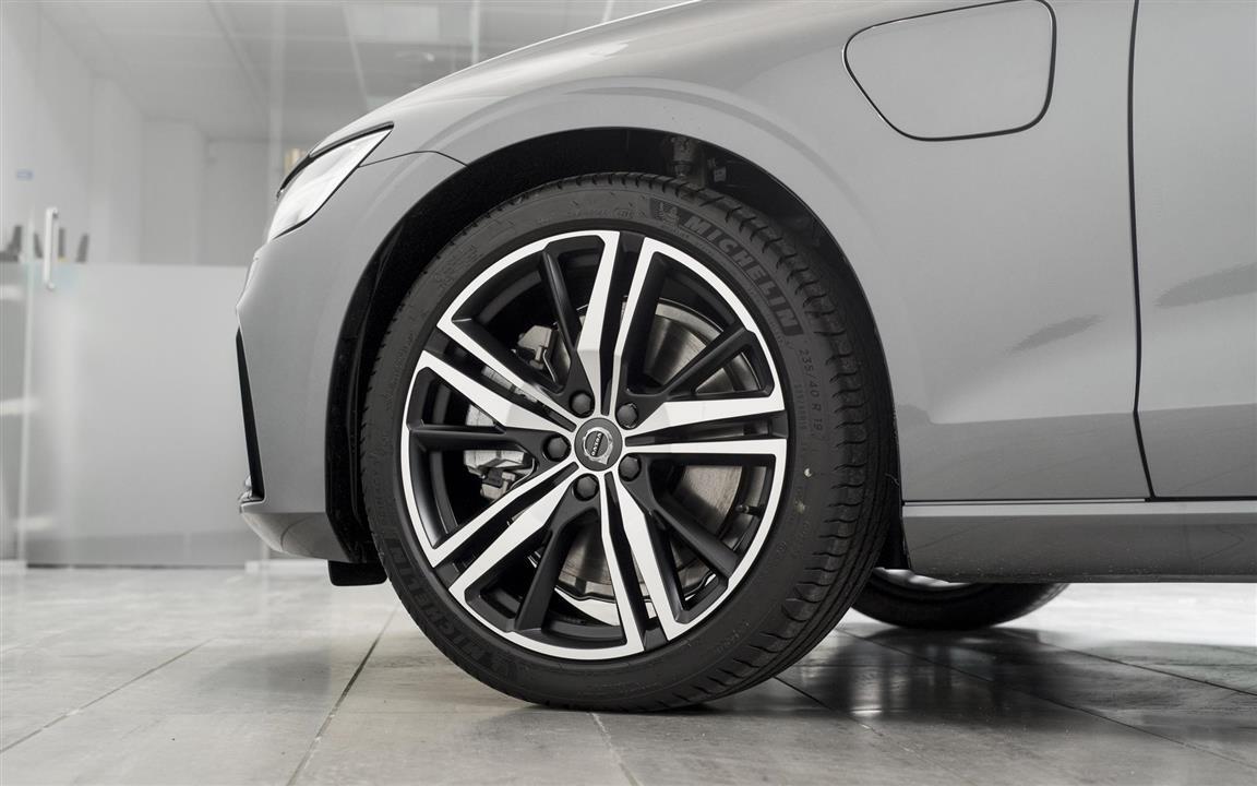 Grå Volvo V60 fra 2021