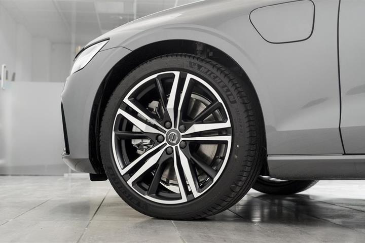 Grå Volvo V60 fra 2021