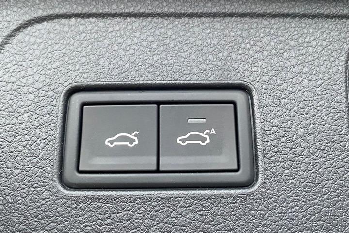 Grå VW Passat fra 2020