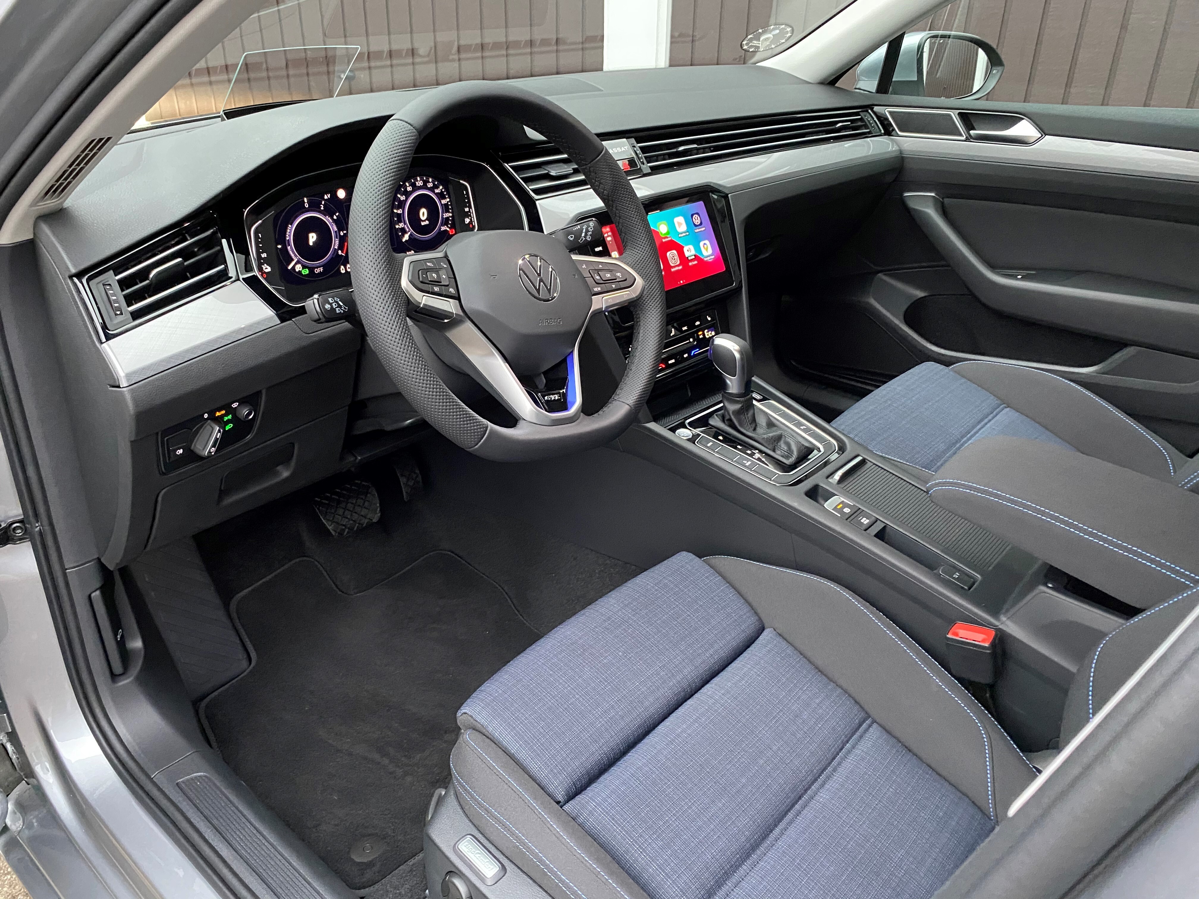 Grå VW Passat fra 2020