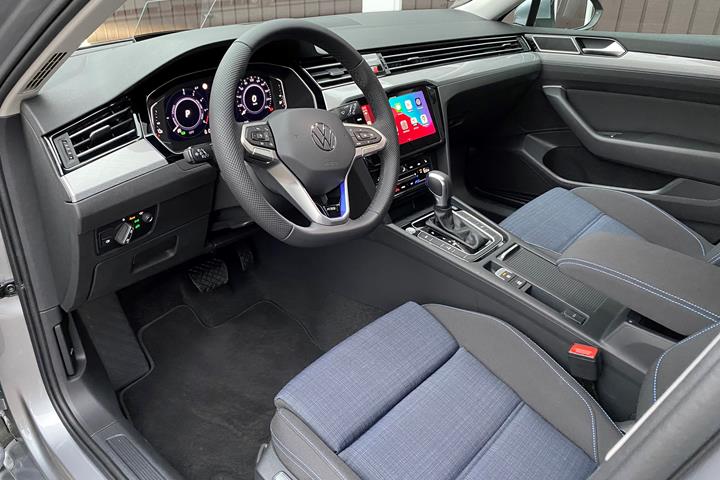 Grå VW Passat fra 2020