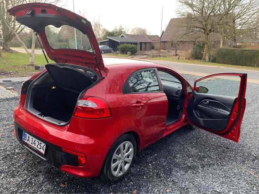 Rød Kia Rio fra 2016