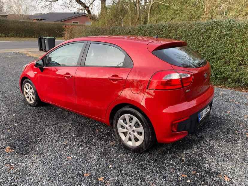 Rød Kia Rio fra 2016