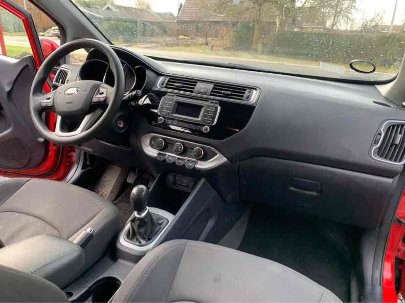 Rød Kia Rio fra 2016