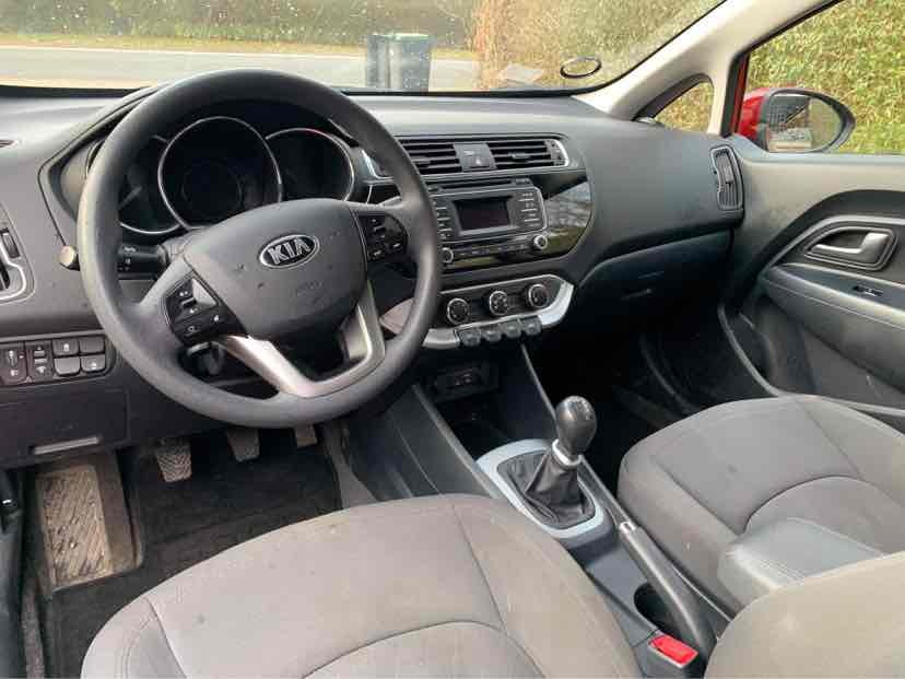 Rød Kia Rio fra 2016