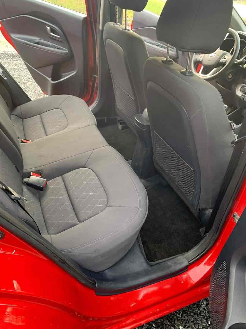 Rød Kia Rio fra 2016