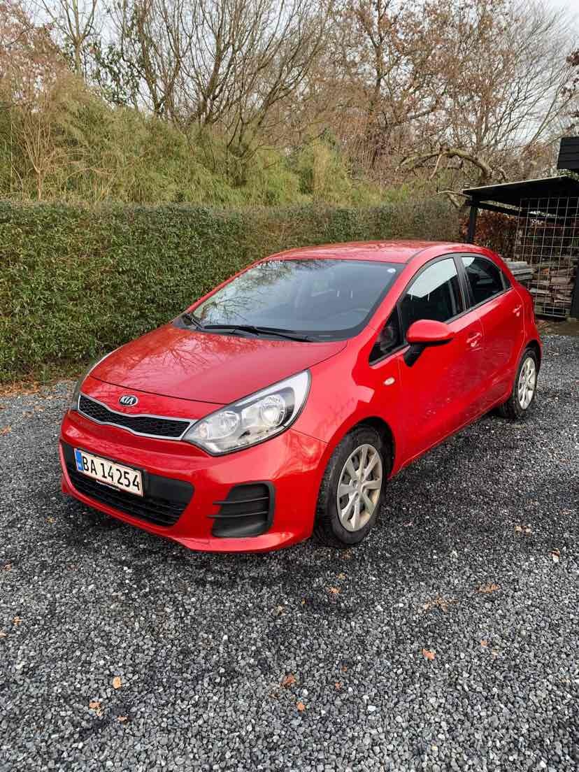 Rød Kia Rio fra 2016