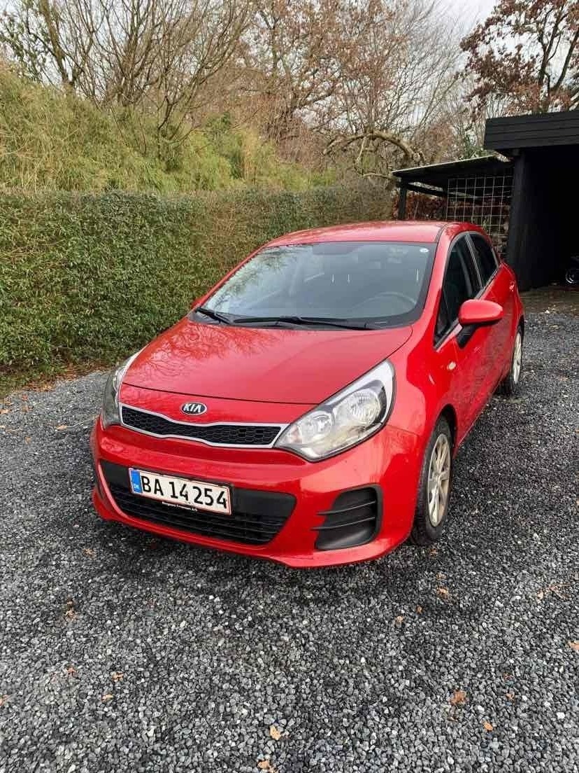 Rød Kia Rio fra 2016