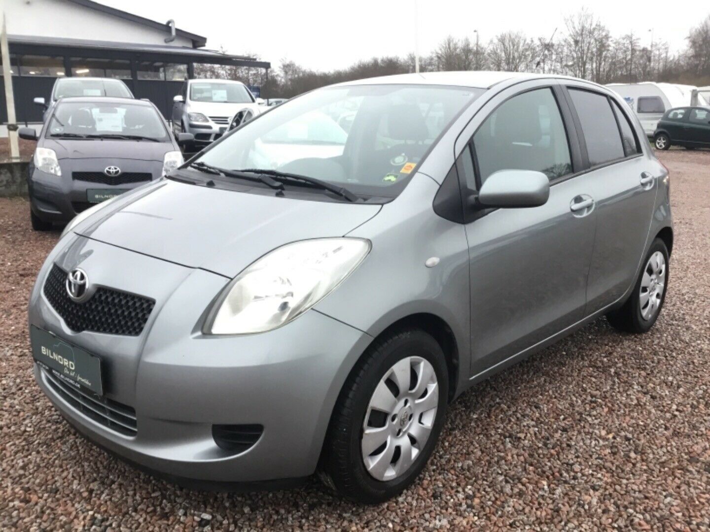 Grå Toyota Yaris fra 2007