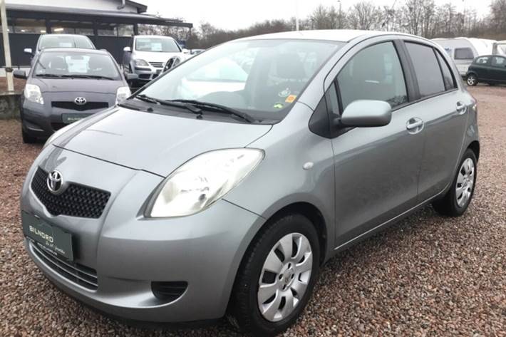 Grå Toyota Yaris fra 2007