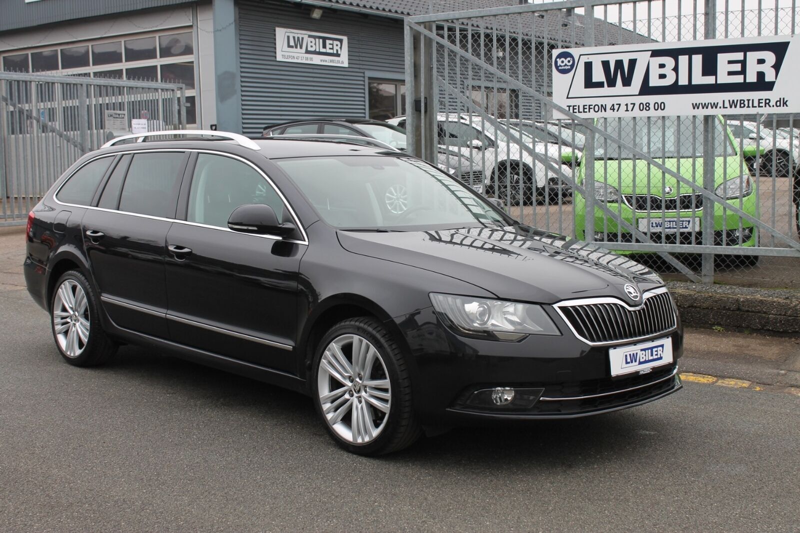 Grå Skoda Superb fra 2015