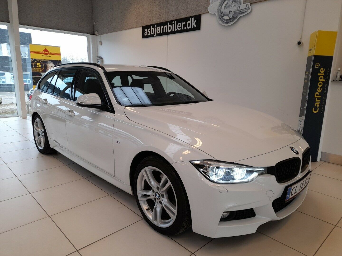 Grå BMW 320d fra 2019