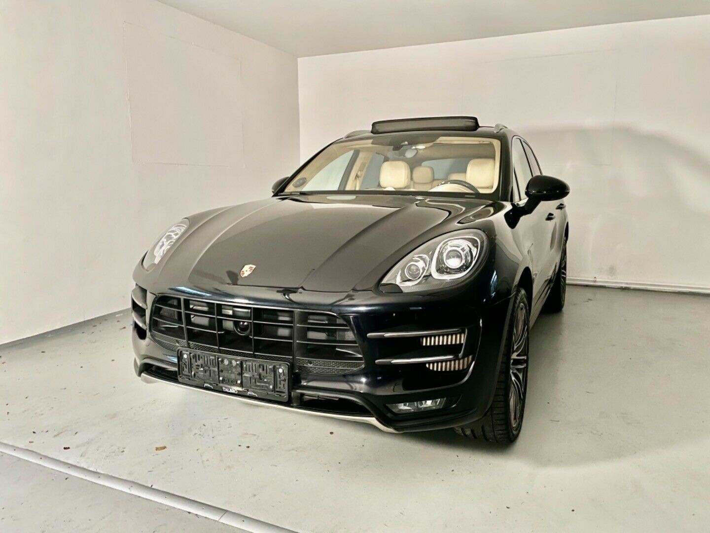 Grå Porsche Macan Turbo fra 2014