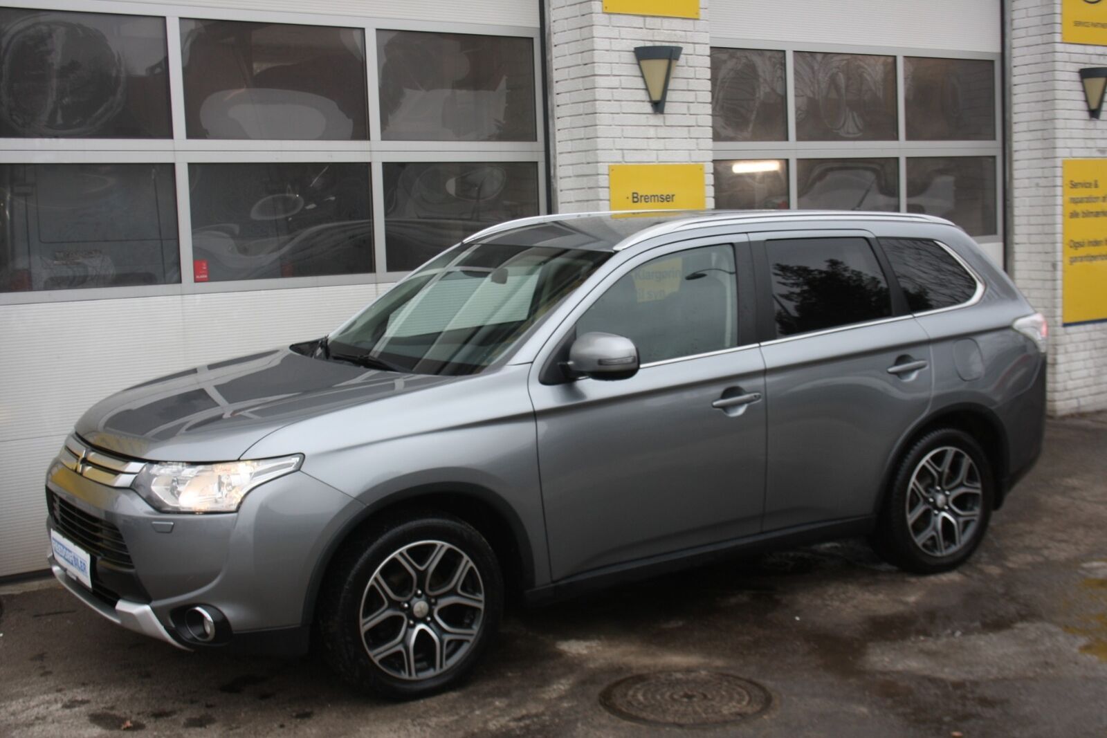 Grå Mitsubishi Outlander fra 2014