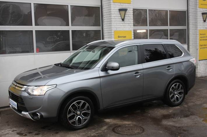 Grå Mitsubishi Outlander fra 2014
