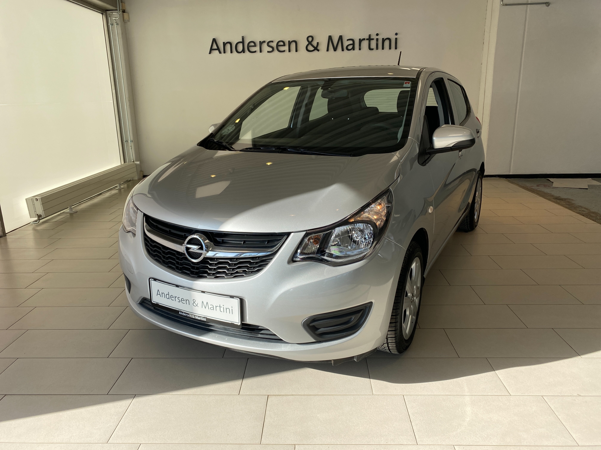 Grå Opel Karl fra 2016