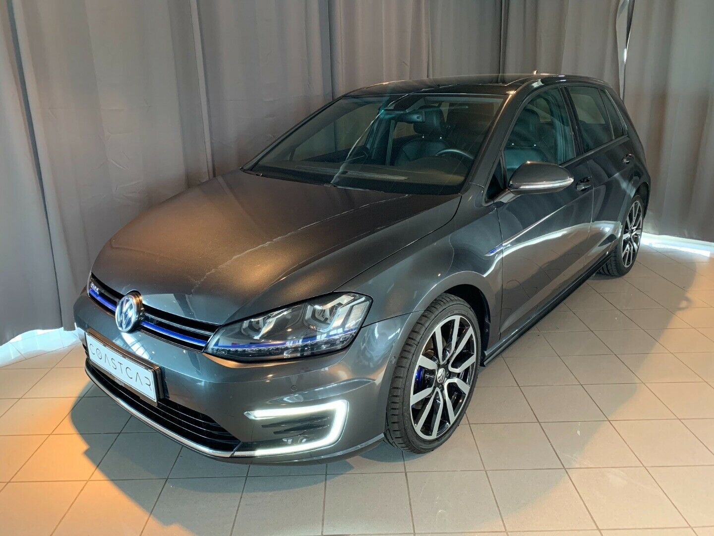 Grå VW Golf VII fra 2016