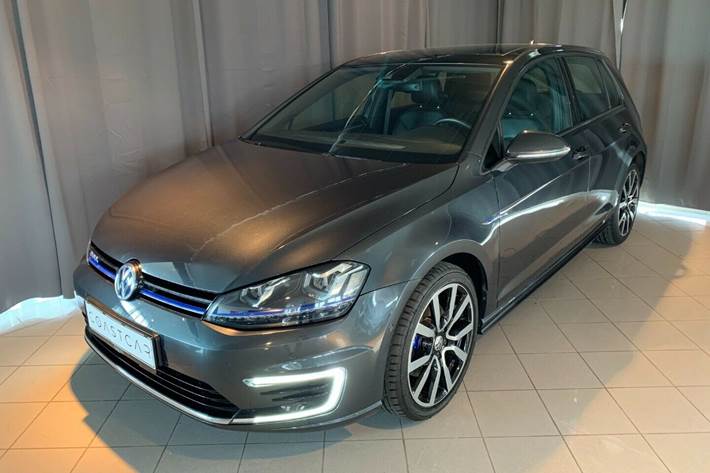 Grå VW Golf VII fra 2016