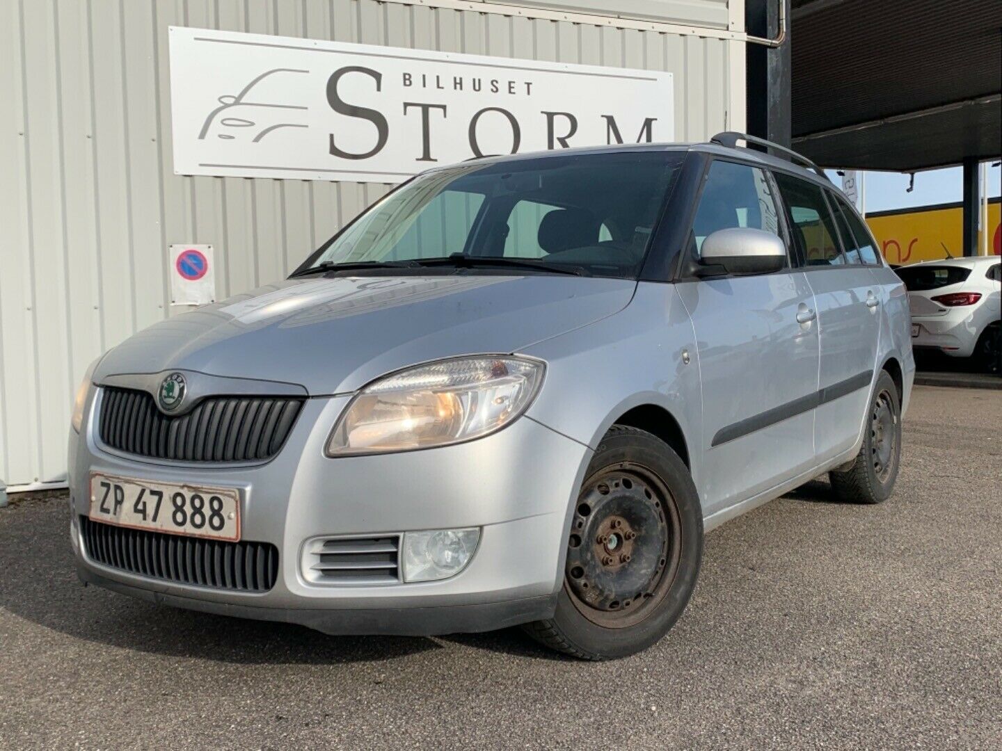 Grå Skoda Fabia fra 2008